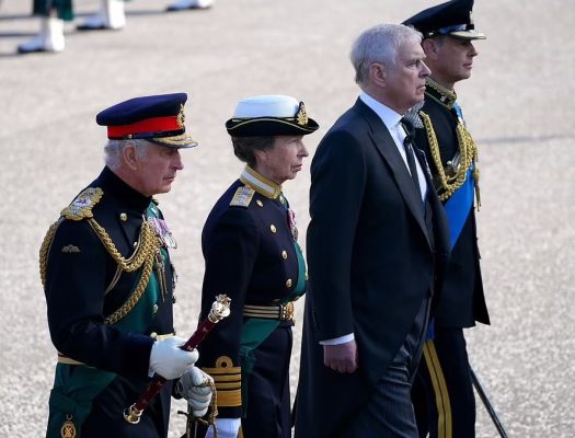 , Edinburgu i jep lamtumirën Elizabeth II pas 70 vitesh! Mbreti Charles III e përcjell me uniformë ushtarake (Fotot)
