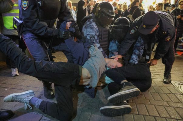 Protesta në Rusi kundër mobilizimit të ushtrisë, më shumë se 1300 të arrestuar