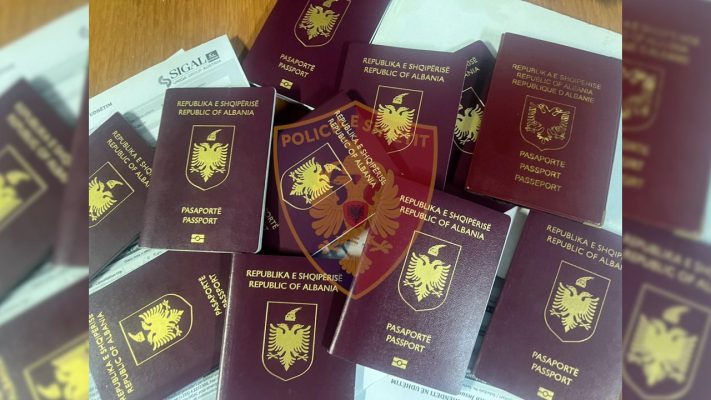 Mashtronte qytetarët për vizë në Angli/ Arrestohet 32 vjeçarja në Tiranë, policia i sekuestron 11 pasaporta