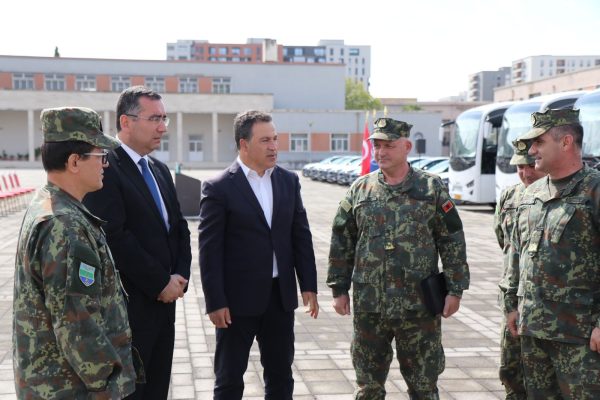 Turqia dhuron 40 automjete për ushtrinë shqiptare, Peleshi: Kontribut për modernizimin e FA