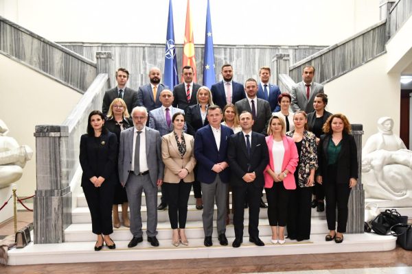 Anëtarësimi në BE/ Deputetët e Shqipërisë dhe Maqedonisë së Veriut takim në Shkup