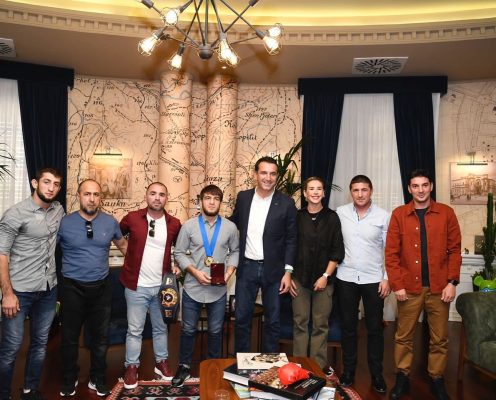 Veliaj bën me shtëpi dy mundësit çeçen që garojnë për Shqipërinë/ FSHM: Mbështetës i madh