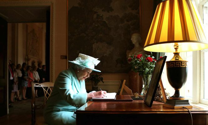 Çfarë thuhet në letrën sekrete që Mbretëresha Elizabeth II ka lënë pas?! Do të hapet në vitin 2085