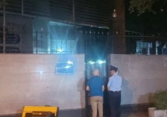 Tym tek ambasada iraniane/ Diplomatët djegin dokumentet, shtohen forcat e policisë