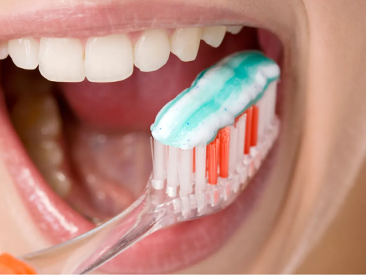 Çfarë ndodh nëse nuk e ndërroni furçën e dhëmbëve për më shumë se tre muaj?