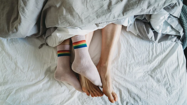 E kemi ditur gabim, ekspertët e gjumit tregojnë a duhet të flemë me çorape në dimër