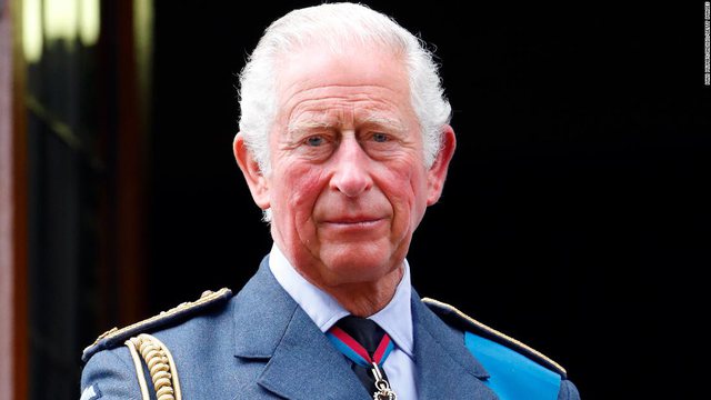 Pas vdekjes së Mbretëreshës Elisabet/ Princi Charles merr automatikisht fronin
