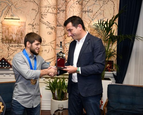 Veliaj i jep Medaljen e Mirënjohjes kampionit të botës në mundje/ Zelimkhan Abakarov: Faleminderit që e ngrite lart flamurin shqiptar, krenar për suksesin tënd! 