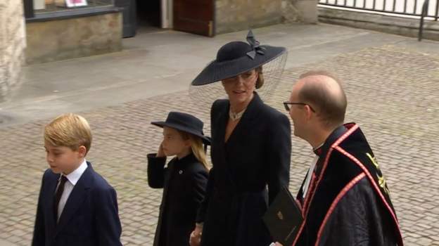 Anëtarët e familjes mbretërore mbërrijnë në Kishë, Kate shfaqet me fëmijët prej dore