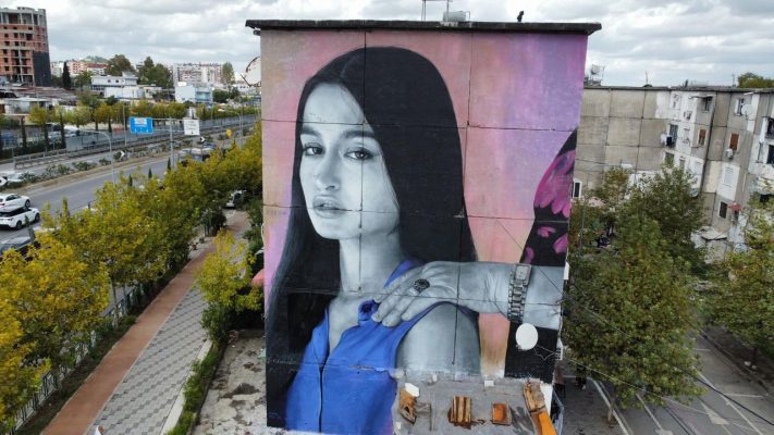 FOTOT- Artistja e njohur franceze realizon muralen në kryeqytet/ Veliaj: TIRANA zgjohet me art!