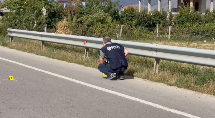 Video-Detaje nga aksidenti me një viktimë në Korçë/ Shoferi shoqërohet në komisariat, merren në pyetje edhe dëshmitarët (EMRAT)