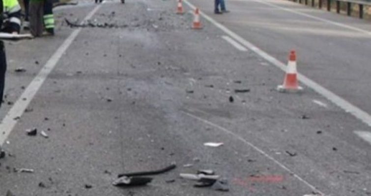 Aksident në Tepelenë/ Kamionçina përplaset me trajlerin, plagoset një person