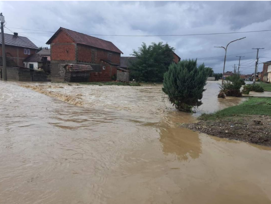 Përmbytje edhe në Kosovë, rrugë të bllokuara në Gjakovë dhe Rahovec