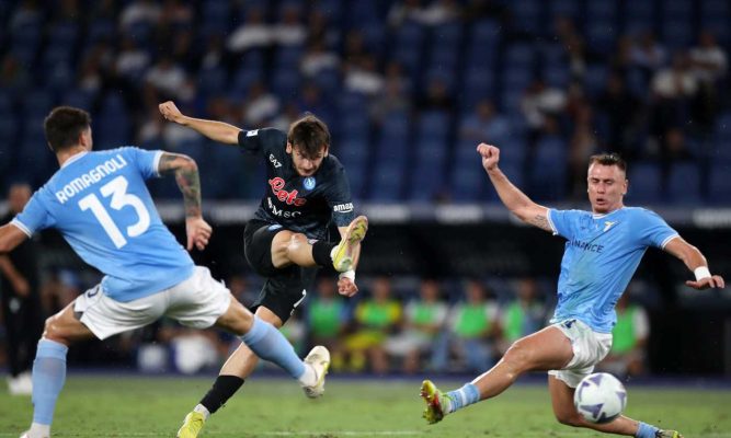 Napoli, fitore mes polemikash/ Lazio mposhtet në shtëpi, Milan triumfon në derbi