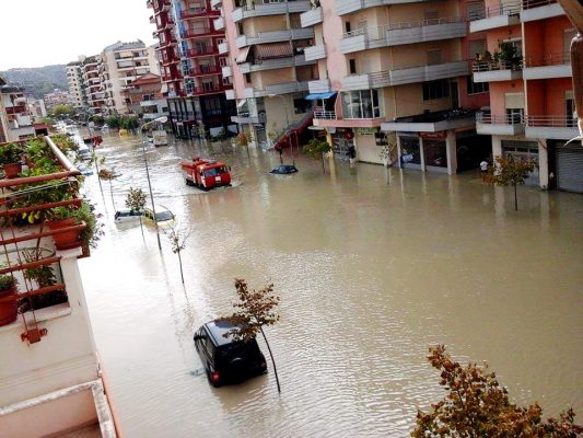 Rreziku nga përmbytjet në Shqipëri/ Hidrologët: Banorët të kufizojnë lëvizjet