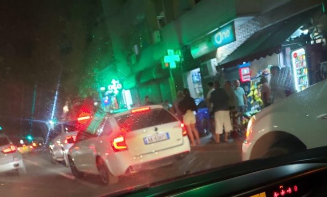 FOTOLAJM/ Makina përfundon brenda në farmaci te ‘Rruga e Dibrës”