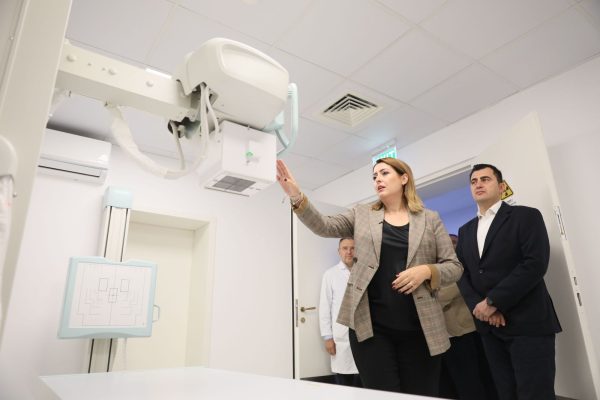 Manastirliu në Spitalin e Elbasanit: Fuqizohet rrjeti i pajisjeve të reja radiologjike në 18 spitale e poliklinika