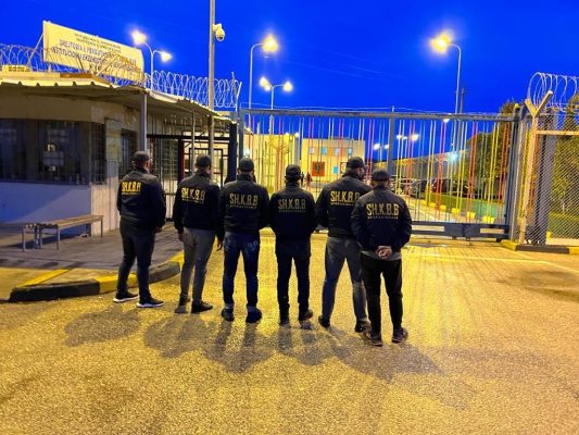 Lihen të lirë 18 policët e burgut të Fierit, u arrestuan për shpërdorim detyre
