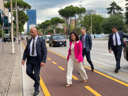 Yuri Kim mbërrin në kryesinë e Kuvendit/ Takim me Etilda Gjonajn e Jorida Tabakun, çfarë pritet të diskutohet