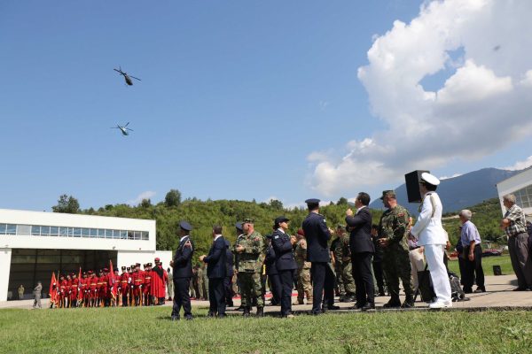 11 pilotë të rinj, Peleshi: Do të krijojmë flotën ajrore me helikopterët më të mirë