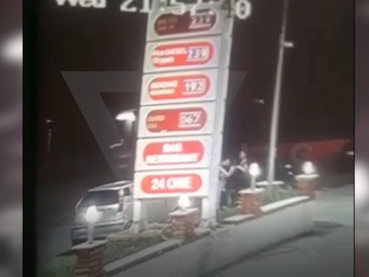 Makina me targa angleze merr zvarrë tre persona në Berat/ Dalin pamjet e rënda (VIDEO)