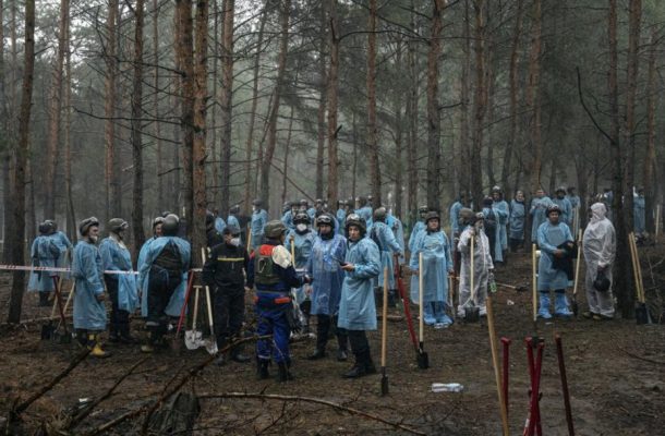 “Krime lufte në Izium”/ Autoritetet në Ukrainë flasin për dhunë dhe varre masive
