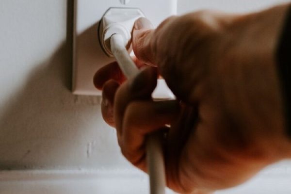 A e dini se ka pajisje që harxhojnë energji elektrike edhe kur fiken?! Ja lista e tyre