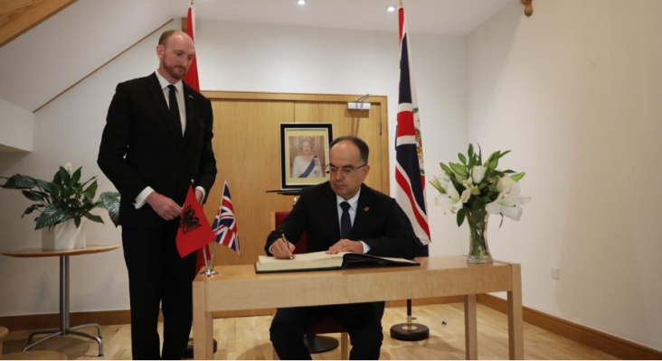 Begaj homazhe në Ambasadën britanike: Ngushëllime të sinqerta