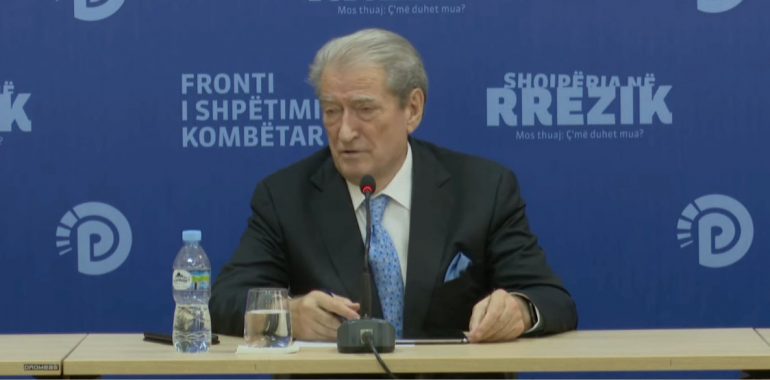 Instalacioni në oborrin e Kryeministrisë/ Berisha: Rama tallet me qytetarët, do të mbulojë vjedhjet