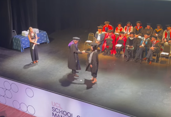 Video-Vajza e Metës dhe Kryemadhit diplomohet në Angli