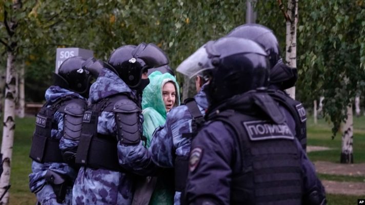 Rusia vazhdon shtypjen e protestave kundër mobilizimit