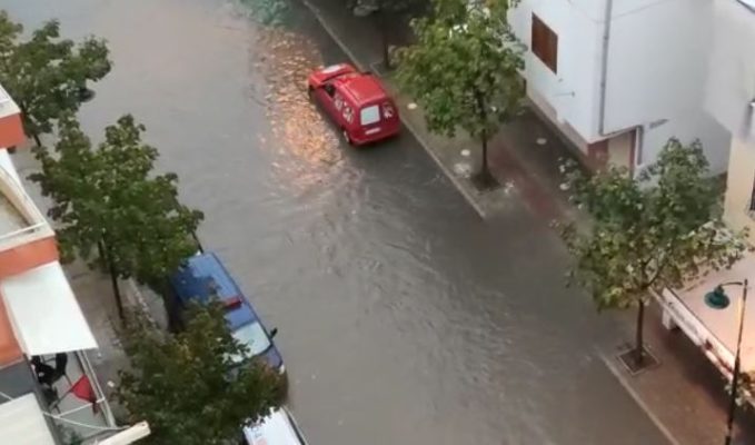 Moti i keq në vend, përmbytje në disa qytete, probleme me rrugët dhe energjinë