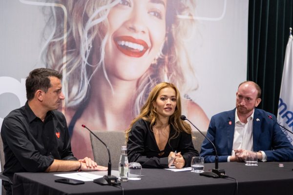 Rita Ora e përlotur para koncertit: Të vazhdojmë të tregojmë se ëndrrat bëhen realitet edhe në vendin tonë të mrekullueshëm