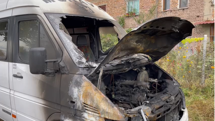 Video- Digjet furgoni i udhëtarëve në Korçë/ Pronari: Zjarrëvënie e qëllimshme