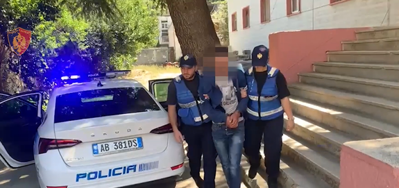 I grabiti çantën nga dora turistes çeke, arrestohet 54-vjeçari nga Tepelena