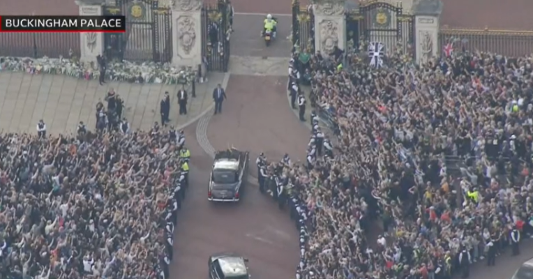 Mbreti Charles mbërrin në Pallatin Buckingham, pritet nga mijëra qytetarë