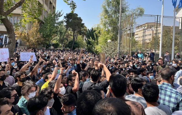 22-vjeçarja vdiq pas dhunës se nuk u vesh si duhet; shpërthejnë protestat në Iran