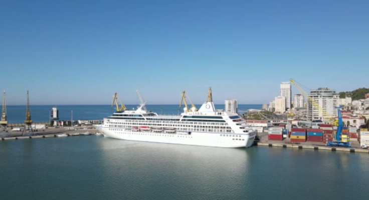 Vijnë turistët amerikanë; kroçera me 527 mbërrin në portin e Durrësit