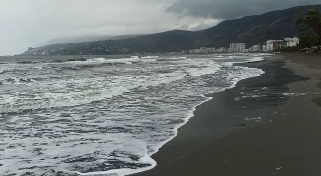 Moti i keq bllokon punën në portin e Shëngjinit/ Rrezik për përmbytje në Lezhë