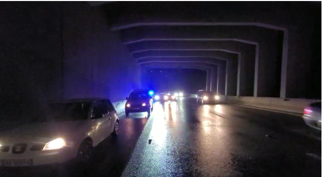Polici i rrugores në gjendje të rëndë/ Arrestohet shoferja që e përplasi në tunelin e Elbasanit