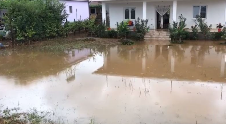 Përmbytja në Shkodër/ Autoritetet “në gjumë”, banorët: Nuk janë pastruar kanalet, na ka hyrë uji në shtëpi