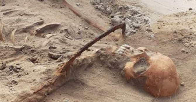 Zbulim i pazakontë/ Gjendet skeleti i një “gruaje vampir” me një kosë në qafë