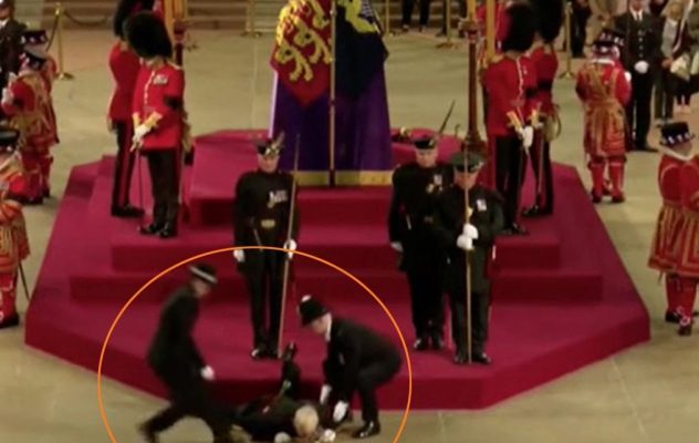 Video- Orë të gjata në këmbë/ Roja humb ndjenjat para arkivolit të Elisabeth II