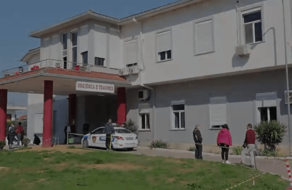 Shkodër  I riu rrëshqet aksidentalisht në lokalin e qytetit  merr dëmtime në kokë  niset drejt Traumës