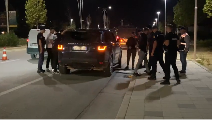 Policia aksion ‘blic’ në Vlorë/ Kontrolle në tre pika të qytetit
