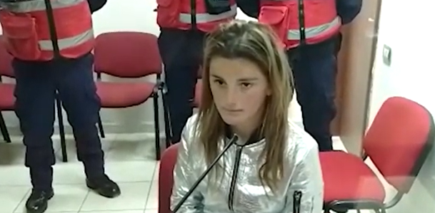 Vrasja e Martin Çeços/ Gjykata lë në burg Tina Pajollari, 18 vjeçarja: S’kam lidhje me ngjarjen, dëshminë e kam dhënë nën presion