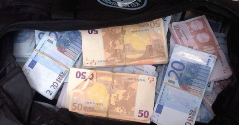 Dje 500 mijë euro, sot 25 mijë/ Zbulohen sërish para të fshehura në autobuzat e linjës Itali-Shqipëri