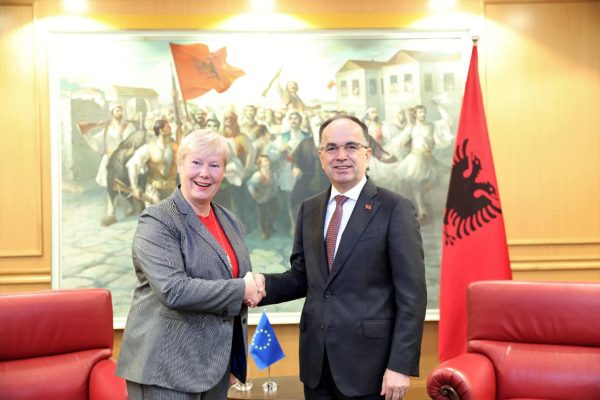 Begaj pret ambasadoren Hohmann: Anëtarësimi në BE mbetet prioritet strategjik