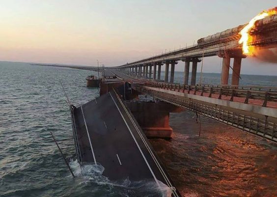 Shpërthim masiv në urën që lidh rajonin e aneksuar të Krimesë me Rusinë