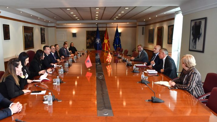 Balla takon Kryeministrin e Maqedonisës së Veriut: Të bashkëpunojmë për tu mbrojtur nga përpjekjet e rusisë për minimin e demokracisë